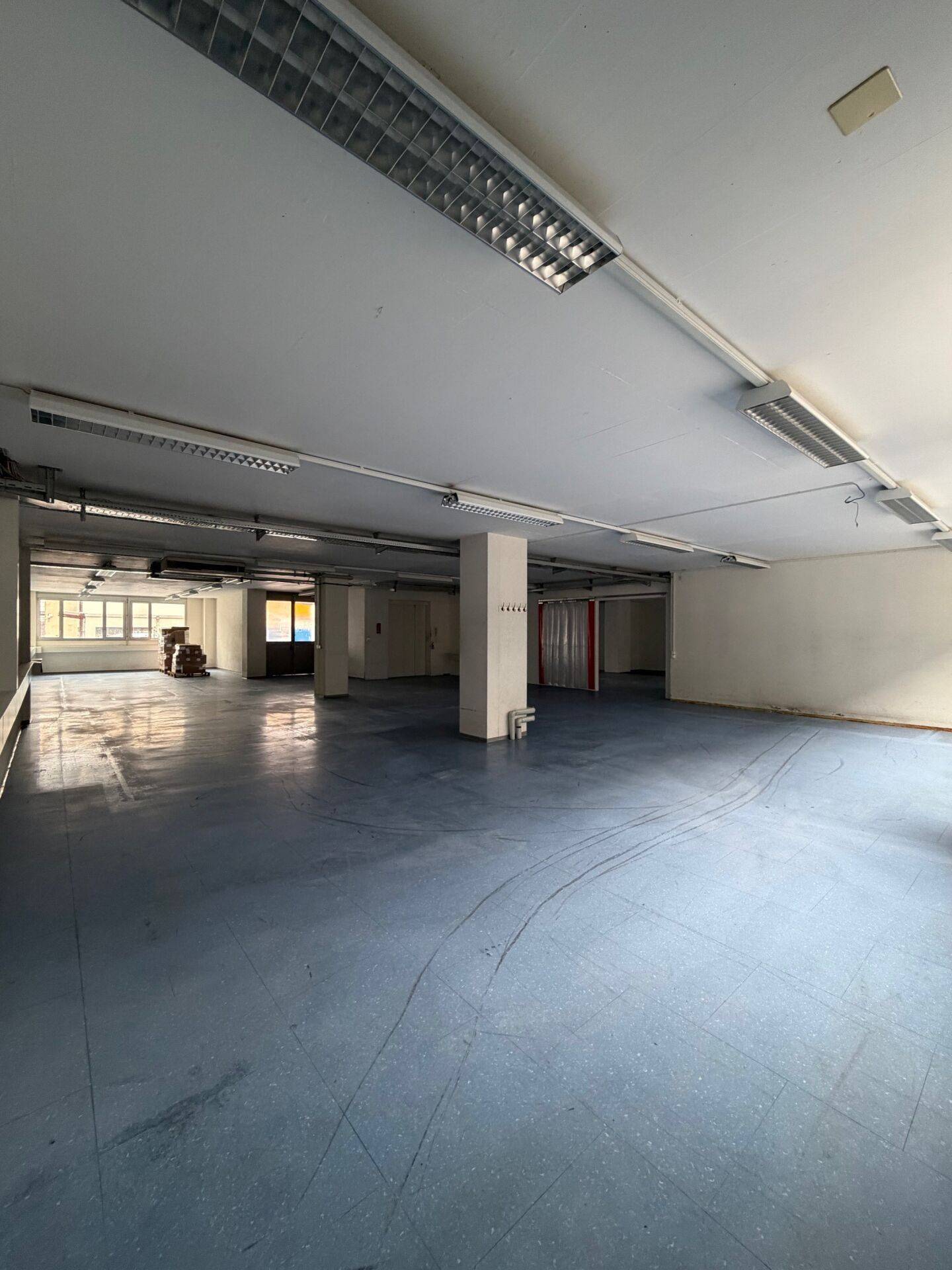 Ihr neuer Firmenstandort; 597 m2 Büro- und Dienstleistungsräume im Erdgeschoss mit direktem Zugang über Rampe